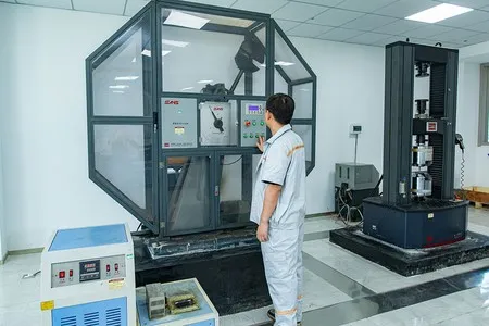 摆锤式冲击试验机（左边）